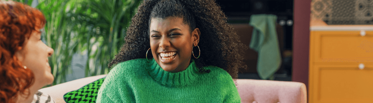 Mulher apresentando a Newtech